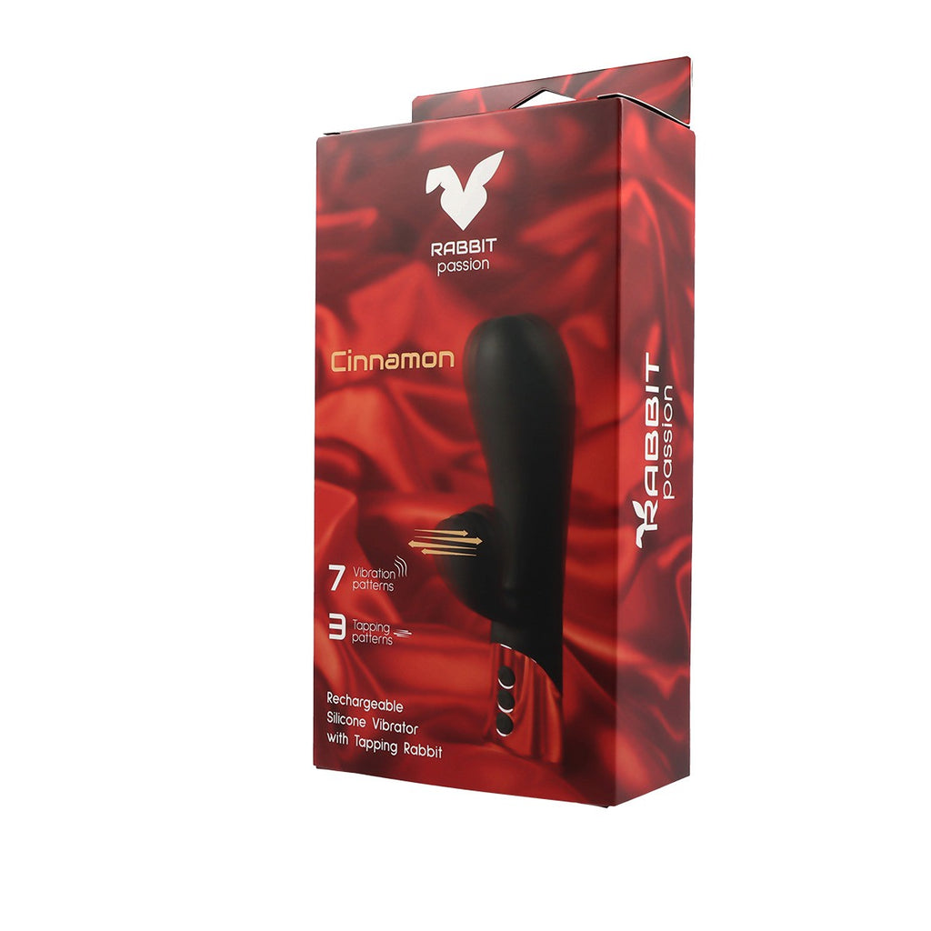 Vibratore ricaricabile in silicone color cannella con stimolatore vaginale e anale.