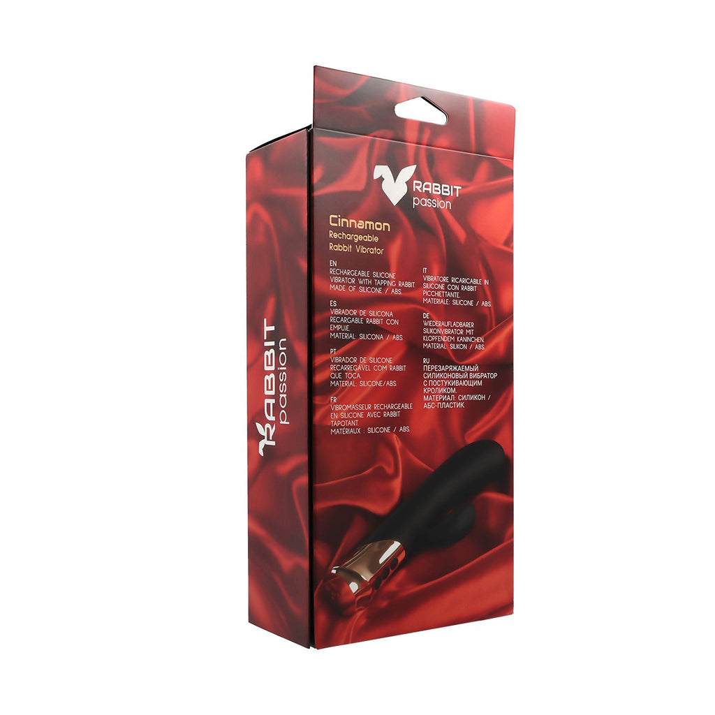 Vibratore ricaricabile in silicone color cannella con stimolatore vaginale e anale.