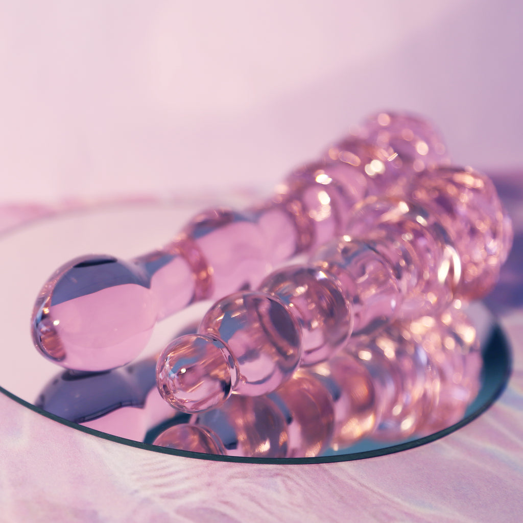 Enameled glass rose-shaped stopper with beads