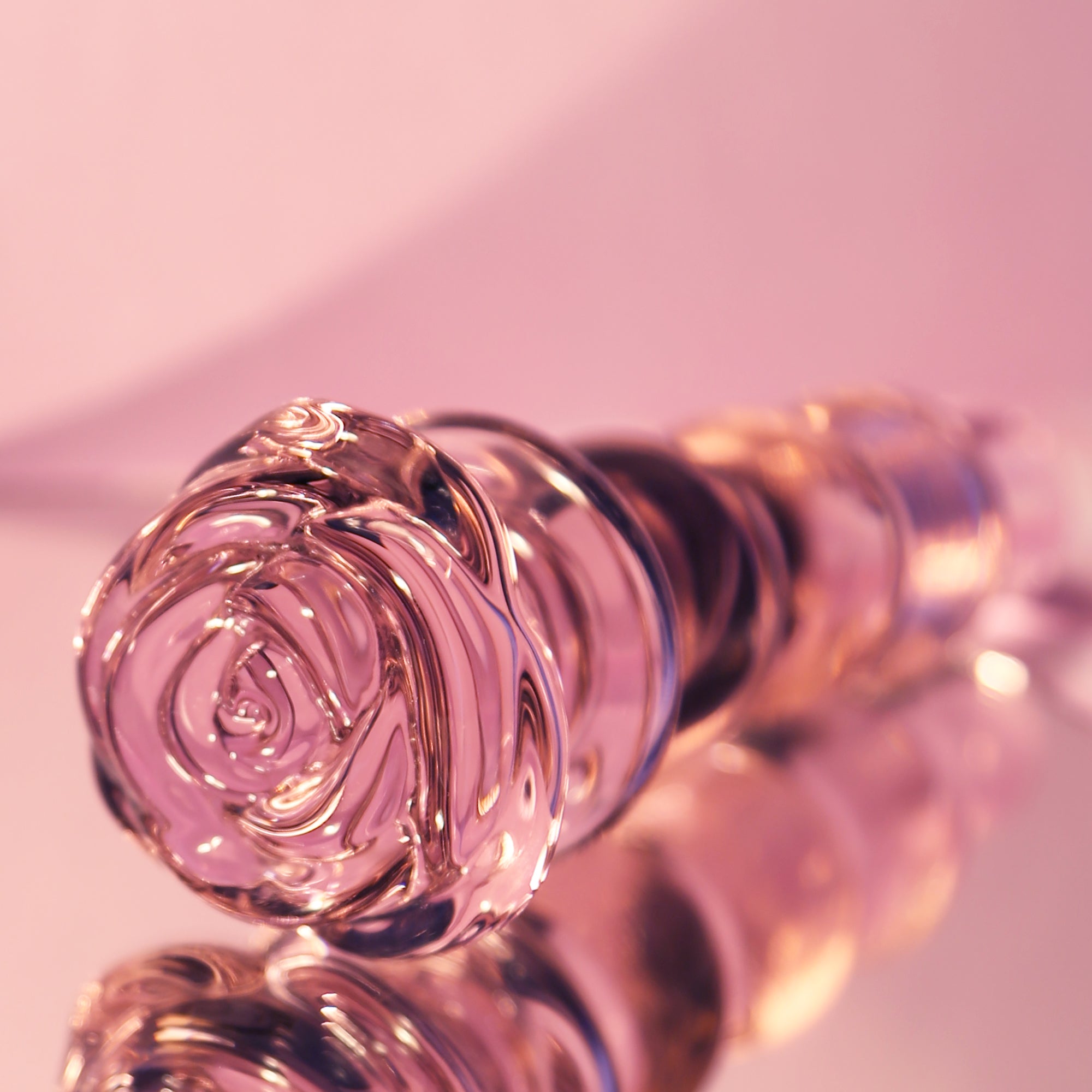 Enameled glass rose-shaped stopper with beads