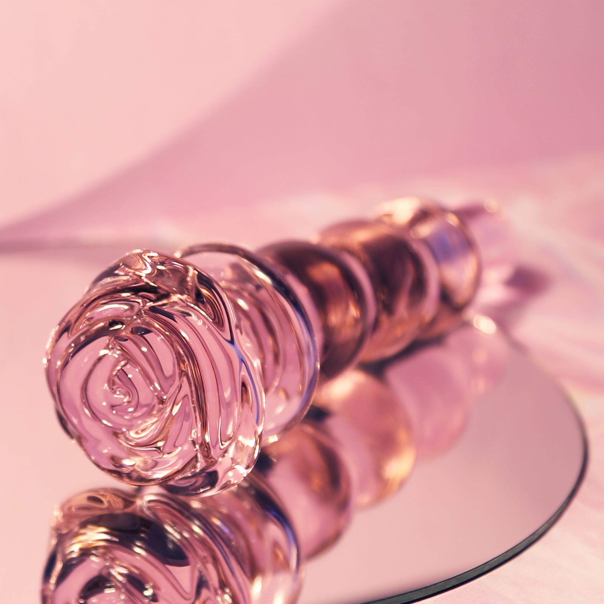 Enameled glass rose-shaped stopper with beads