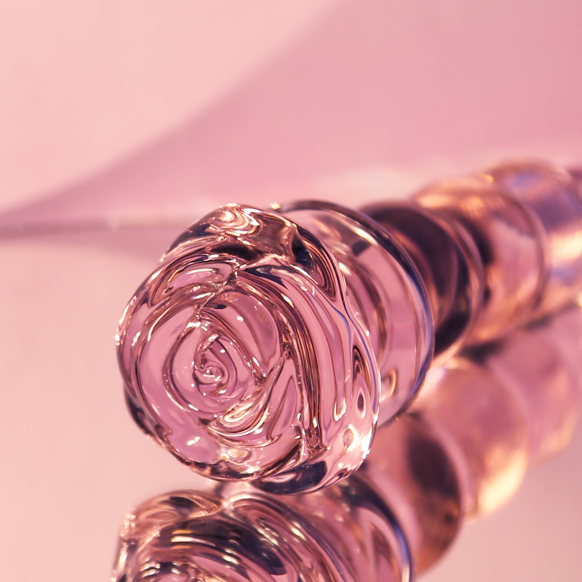 Enameled glass rose-shaped stopper with beads