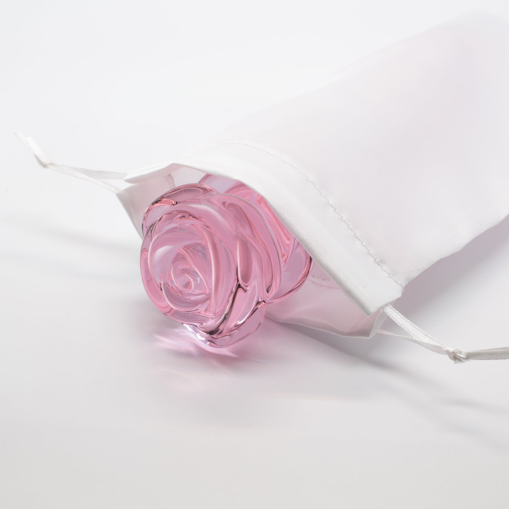 Enameled glass rose-shaped stopper with beads