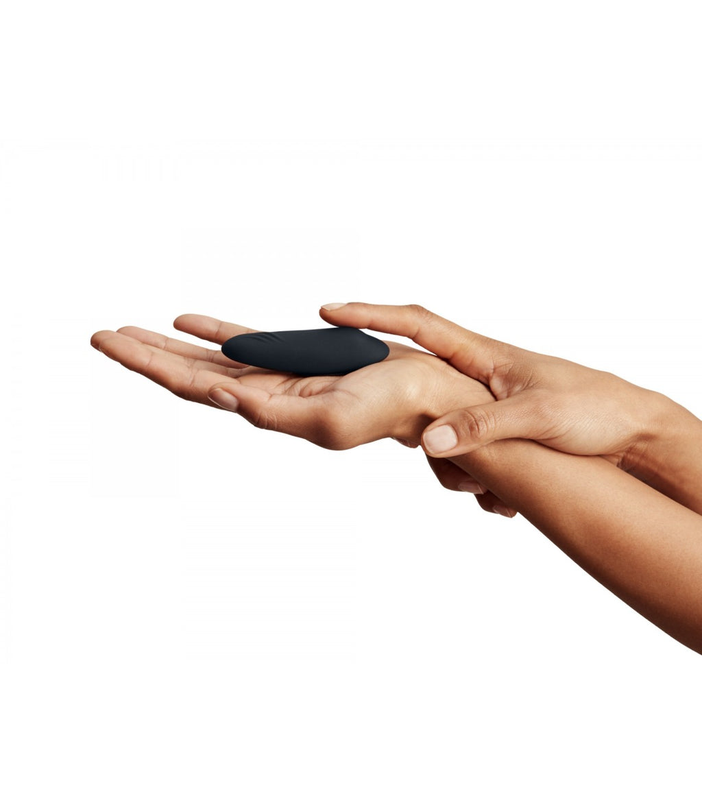 We-Vibe ci tenta con Bond e Moxie Black